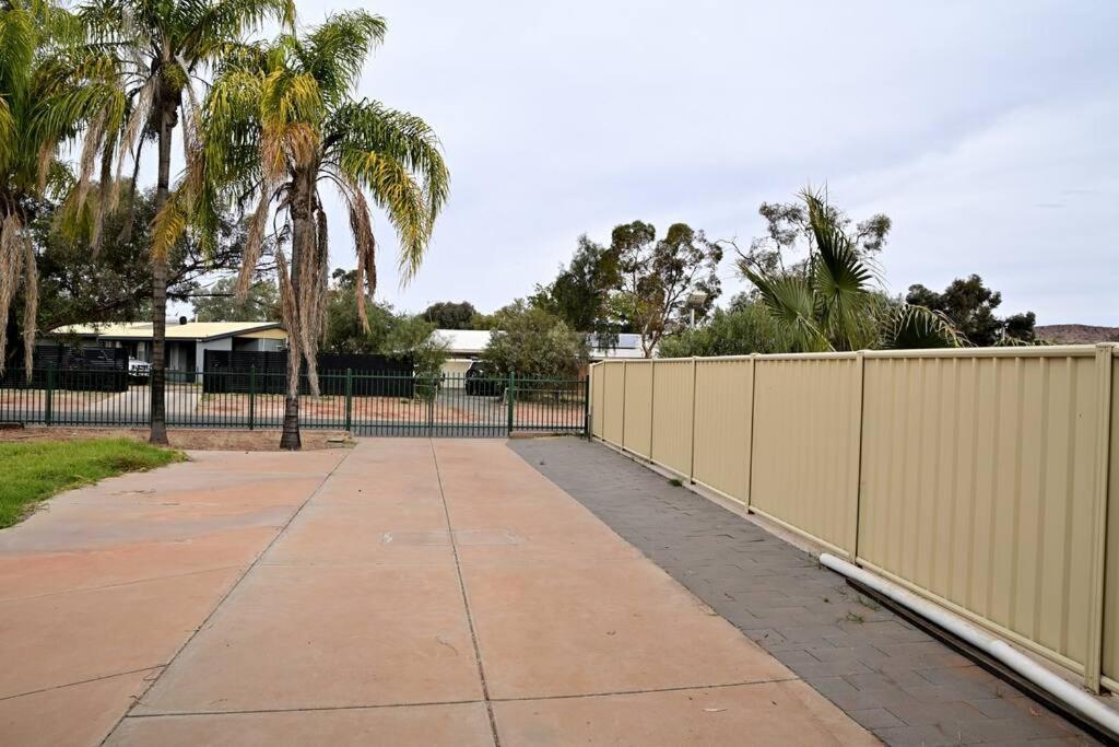 Spacious Studio In Alicesprings Queenbed+Ksairbed Alice Springs Bagian luar foto
