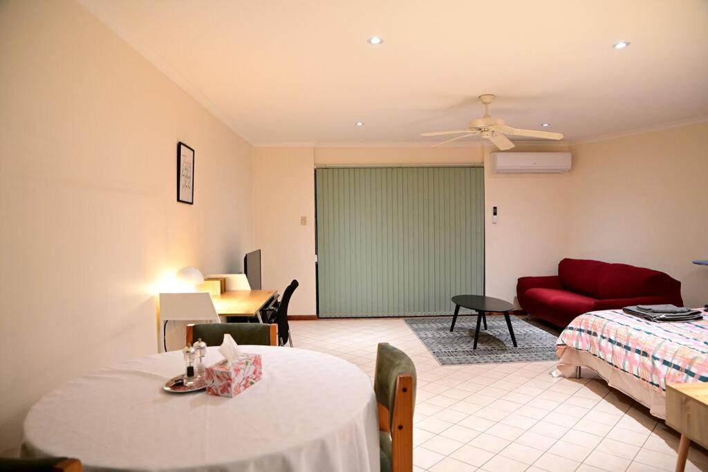 Spacious Studio In Alicesprings Queenbed+Ksairbed Alice Springs Bagian luar foto